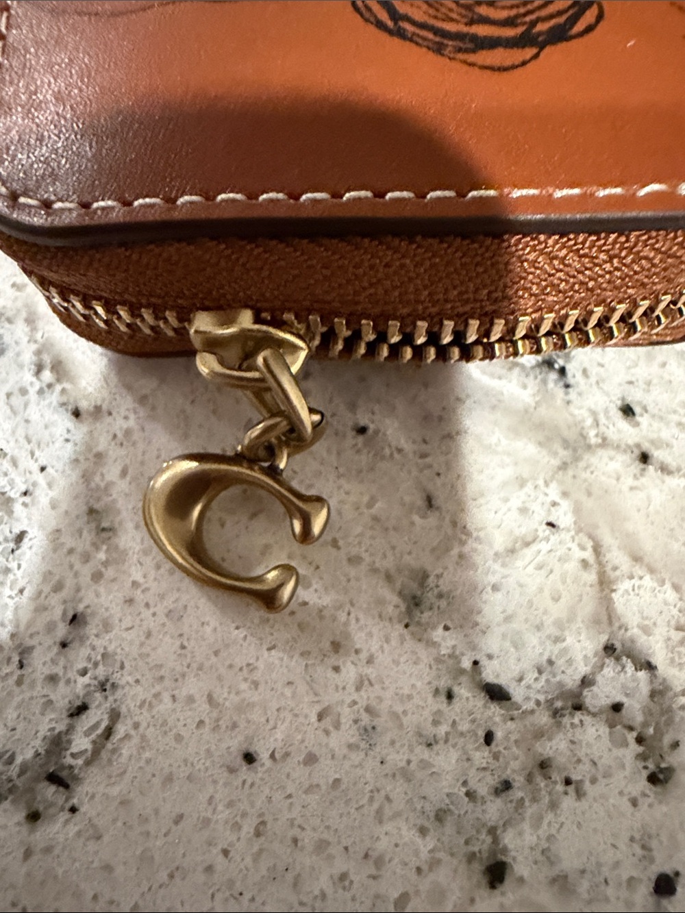 Coach “peanuts” zip around card wallet - Picture 2 of 7